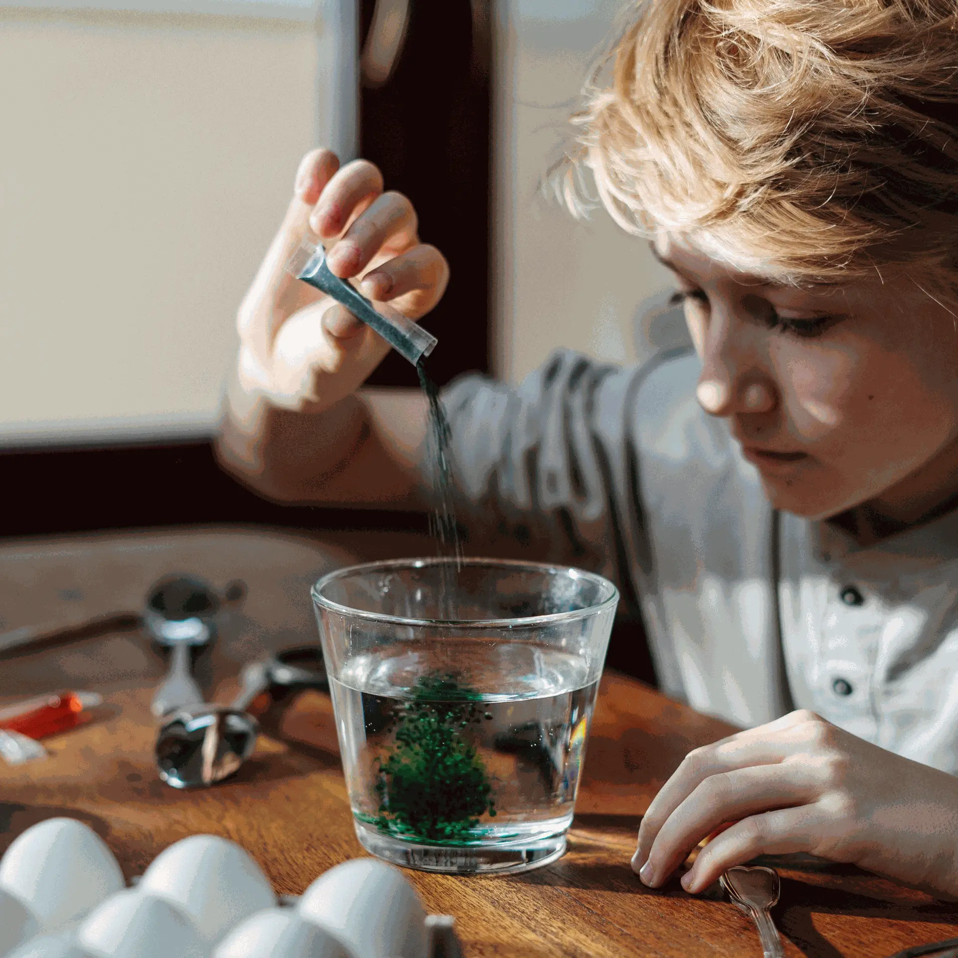 Niño haciendo un experimento