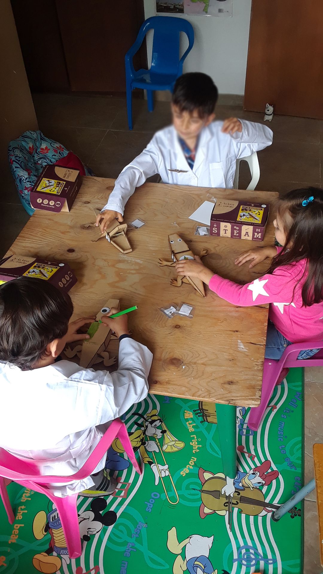 Niños en un taller de armado del kit de Coco el cocodrilo